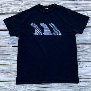 2/$10 Mens M QUIKSILVER Black Surfboard Fin Graphic Print Shortsleeve Tee Tshirt